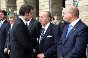 No Obradoiro, Feijoo saudou a todos os presentes, entre os que se atopaba Manuel Fraga