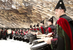 Actuación da Real Banda de Gaitas da Deputación de Ourense, que desprazou a 52 gaiteiros a Xangai