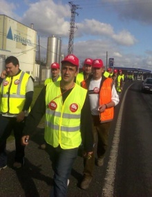 Os condutores animaban aos traballadores ao seu paso pola N-VI