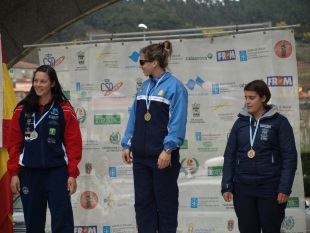 Carlos Pérez e Teresa Portela, no centro das imaxes, coas súas medallas de campións