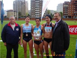 Podio feminino, con Gestido no centro