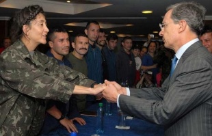 Ingrid Betancourt e Álvaro Uribe (clique para ampliar)