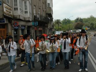 E axudaron a facer a festa (Na imaxe o I.E.S. Arzúa, gañador do premio á animación. Clic para ampliar)