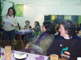 Momento no que Celia Balboa descobre a homenaxe a Lidia Senra, quen, até ese momento pensara que estaba só nunha charla sobre soberanía alimentaria