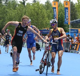 En plena competición, vestido co equipamento da selección estatal de triatlón