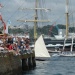 Bote de media construcción de Ferrol, entrando en porto. xente que anima e aplaude ás embarcacións